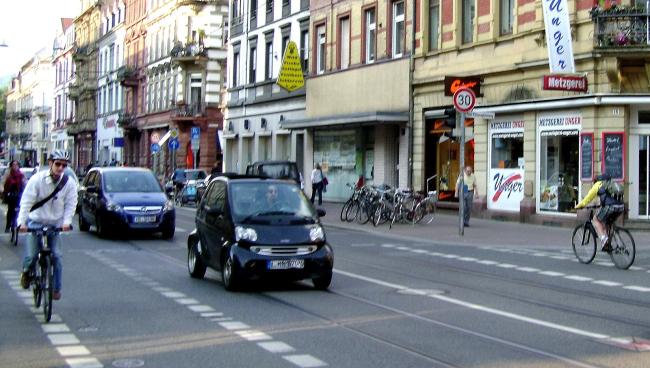 Велосипедисты на улице немецкого города