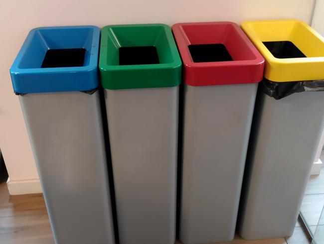 Несколько мусорок разного цвета в Германии