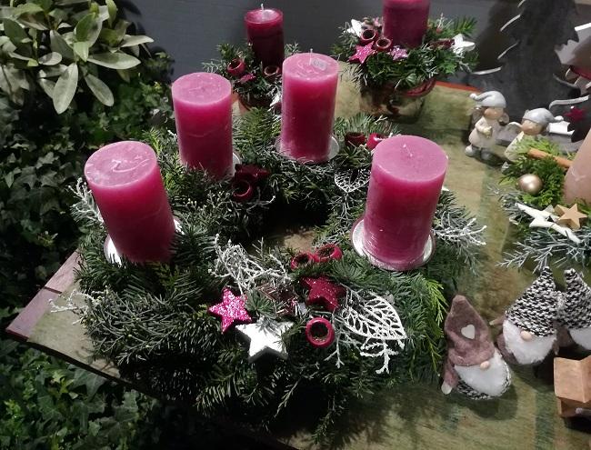 Рождественский венок из хвои с четырьмя свечами