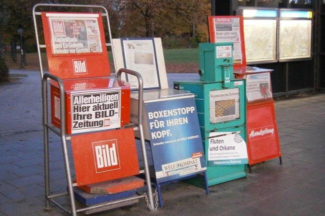 Немецкие продавцы газет доверяют покупателям. Газеты продаются у метро