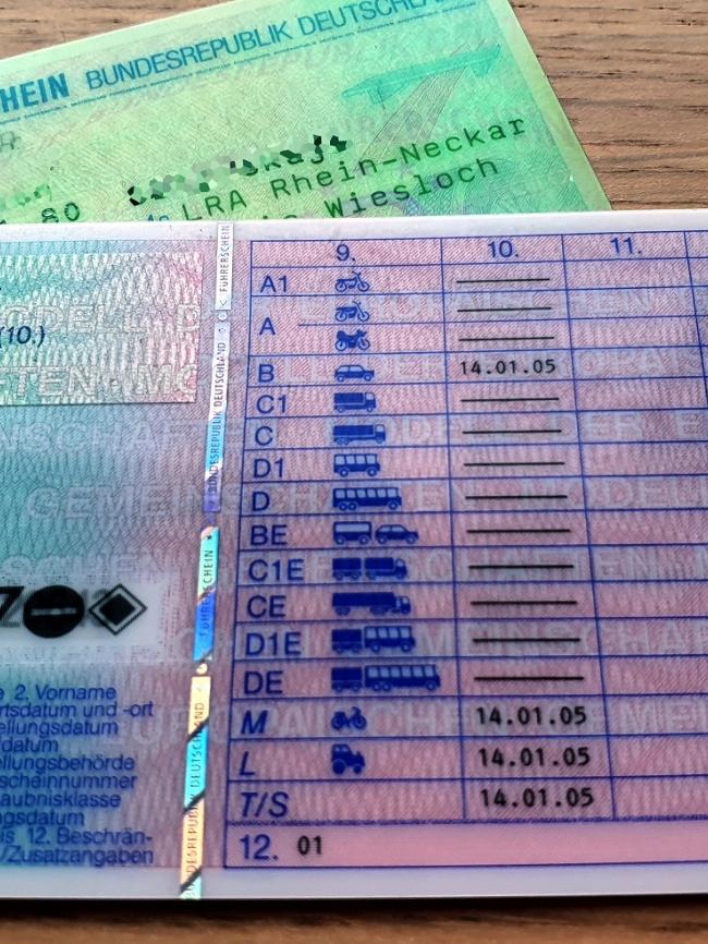 Дополнительные категории выдаются автоматически. Фото немецких прав.