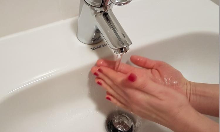 Когда немцы употребляют выражение Eine Hand wäscht die andere и что оно означает. Eine Hand wäscht die andere