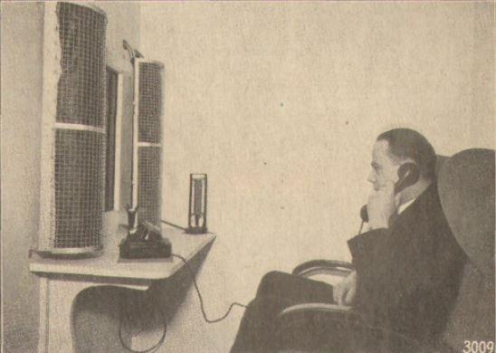 Фото немца в кабине с телевидением и телефоном