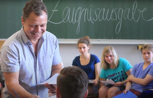 Немецкий учитель раздаёт рекомендации.