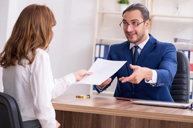 Работодатель должен ответить в течение 4 недель. Работница в Германии уходит в декрет.