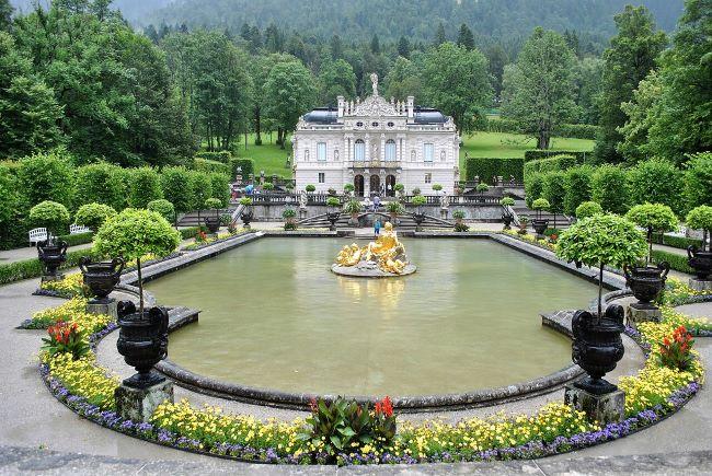 Камерный дворец короля Людвига II, вдохновленный Версалем. Дворец Линдерхоф в баварских Альпах.