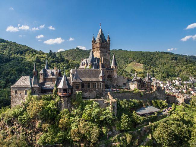 Имперский замок, восстановленный в XIX веке после разрушения французскими войсками. Кохемский замок над рекой Мозель.