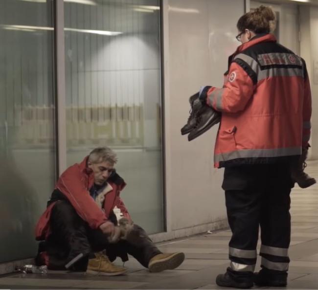 Немецкий волонтёр привёз обувь бомжу