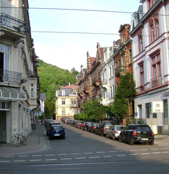 Улица города в Германии с припаркованными машинами