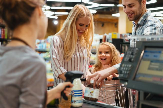 Немецкая семья платит в супермаркете