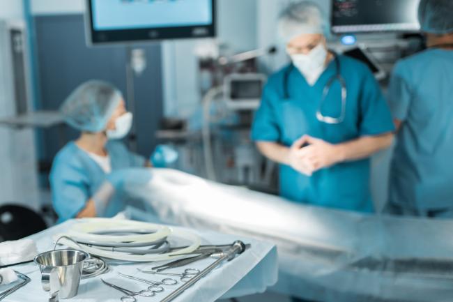 Врач и медсестра в Германии после операции