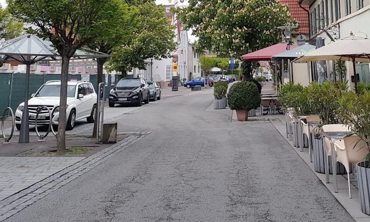 В Германии закон позволяет администрации городов перекладывать расходы на ремонт улиц на горожан. Владельцу жилья пришлось заплатить 100 000€ за ремонт улицы